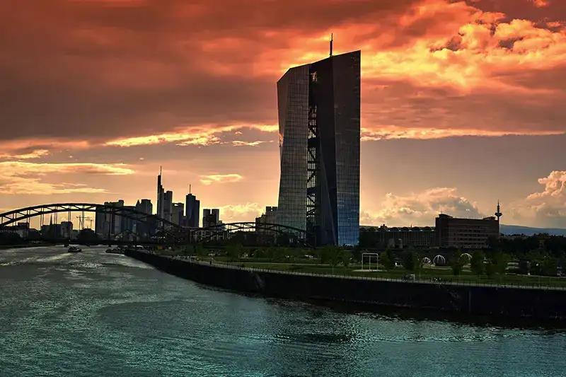 EZB in Frankfurt - faszinierende Architektur am Ufer des Mains – Abend