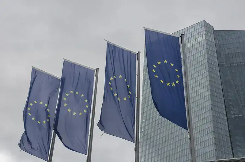 EZB in Frankfurt - faszinierende Architektur am Ufer des Mains – Europa Flagge