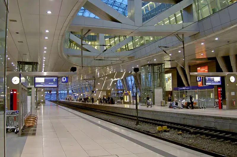 Flughafen Frankfurt - einer der größten Airports der Welt – Bahn