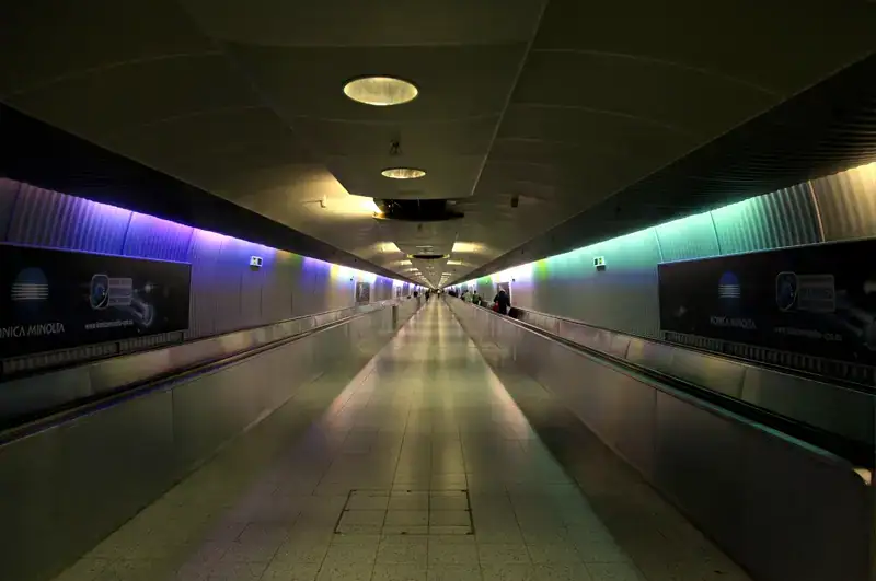 Flughafen Frankfurt - einer der größten Airports der Welt – Fussgaengertunnel