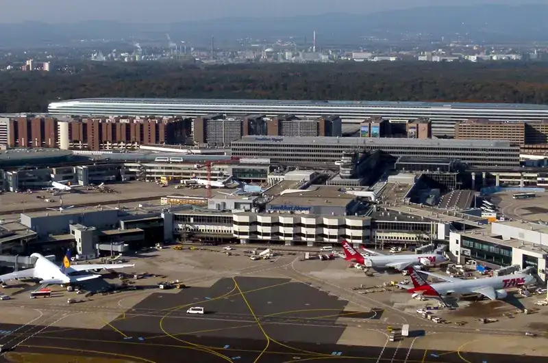 Flughafen Frankfurt - einer der größten Airports der Welt – Luftbildansicht
