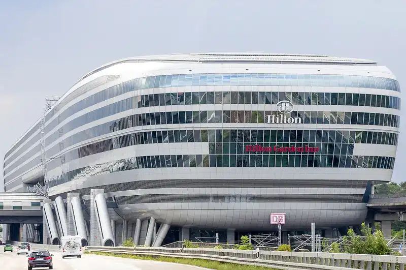 Flughafen Frankfurt - einer der größten Airports der Welt – The Squaire