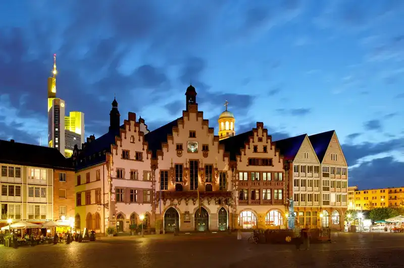 Gerechtigkeitsbrunnen – Frankfurter Römerberg Abend