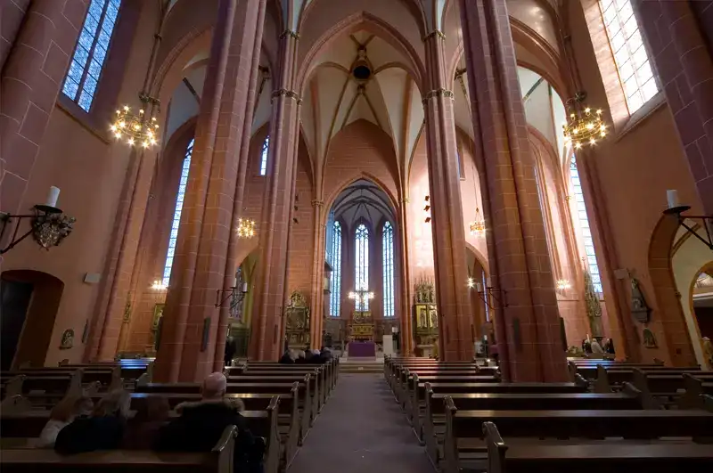 Kaiserdom St. Bartholomäus in Frankfurt – Mittelschiff Nach Osten