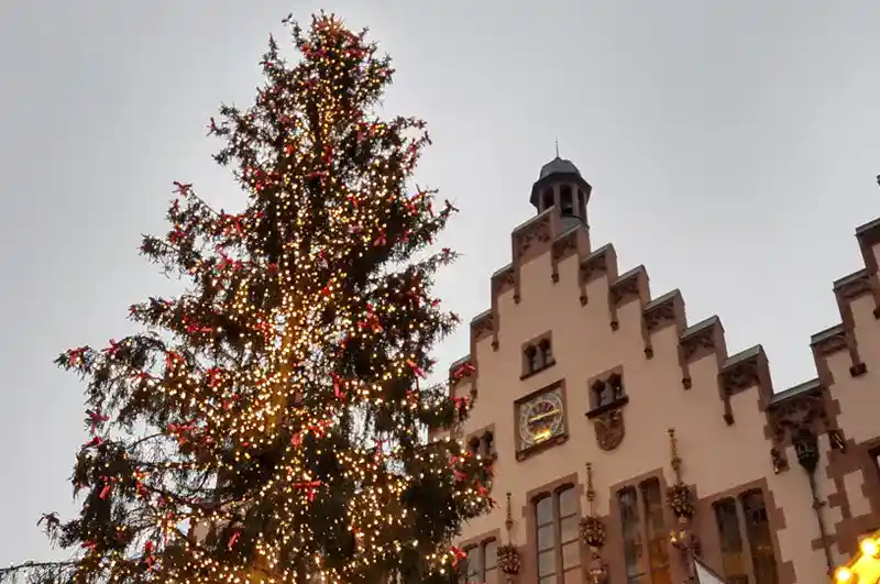 Frankfurter Weihnachtsmarkt - einer der größten Weihnachtsmärkte in Deutschland – Baum
