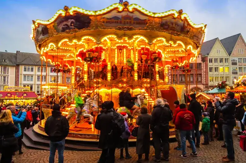 Frankfurter Weihnachtsmarkt - einer der größten Weihnachtsmärkte in Deutschland – Caroussel